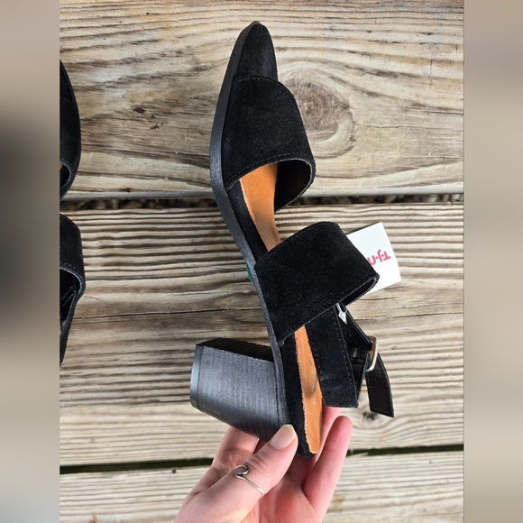 Mariella Black Heels - Picture 6 of 10